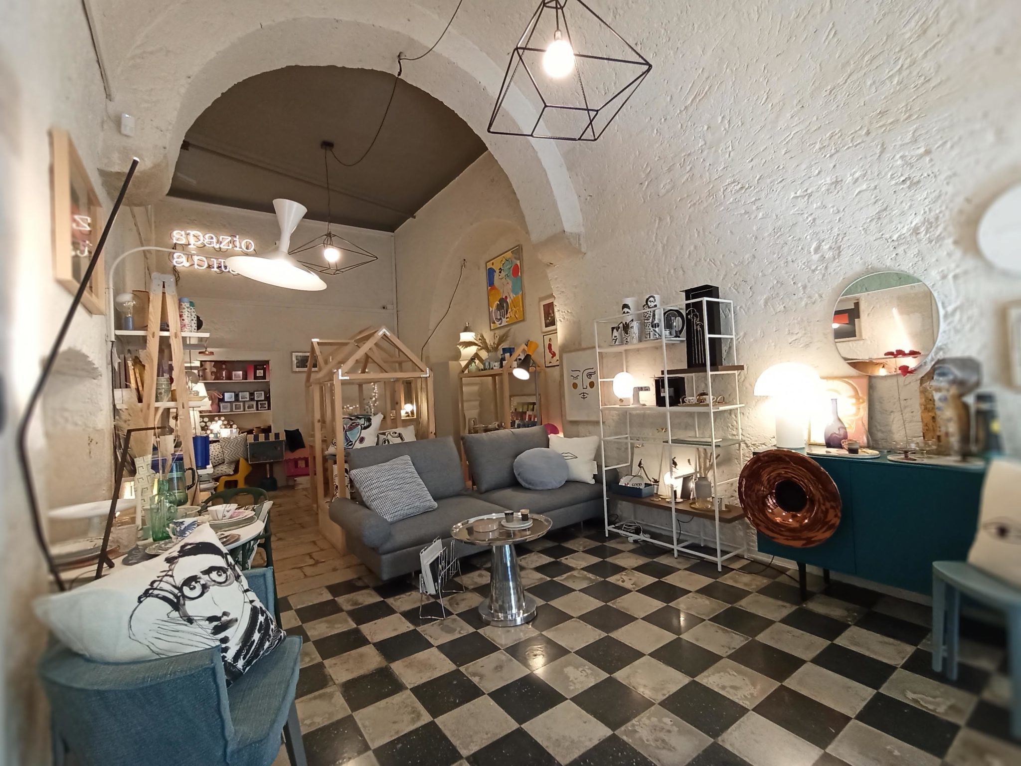Interno di un negozio di arredo e complementi in Puglia