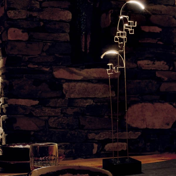 Lampada modello bouclé illumina un bicchiere ed un piatto