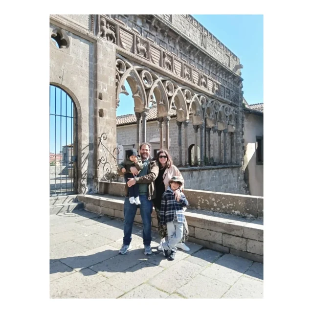 "Prendete la vita con leggerezza, che leggerezza non è superficialità, ma planare sulle cose dall'alto, non avere macigni sul cuore.” Italo Calvino#aprilemaggio #familytime
#beautifulplace❤️
#italytravel #lovearchitecture #lovetravelling
#familyportrait #familyphotography
@instaproky 📷🖼️📽️
#mumofboys #mumlife