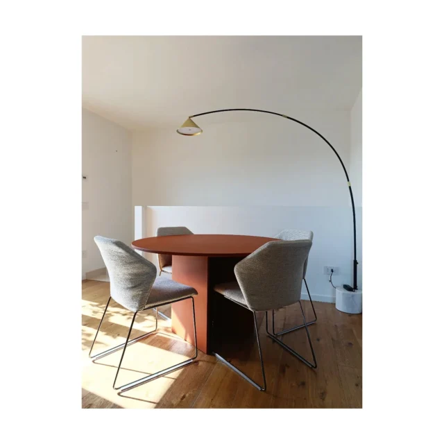 In equilibrio tra luce e colore. L 'arredo cucito su misura con la cura dei dettagli e l'armonia di un progetto condiviso #choose #thedesign @spazio_abitabile ❤️🥰Tavolo Nami @miniformsofficial
Sedie New York @sabaitalia
Lampada Hinoo @aromasdelcampo#arredamento #illuminazione #progettazionedinterni #arredamentointerni #furnituredesign #decorideas #designcollection #designlovers #designideas #designdeinteriores #furniture #interiorinspiration #styling #interiordecorating