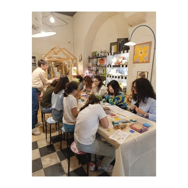 Cartoline pensate e realizzate nel gioco di parole e colori stampati con @laura_capra410 💕🌸🌼🥰Grazie a tutti che con entusiasmo partecipate ai nostri appuntamenti con Flower Rooms @spazio_abitabileGrazie a @blendwinery e @caseificiodalba 🍷😋