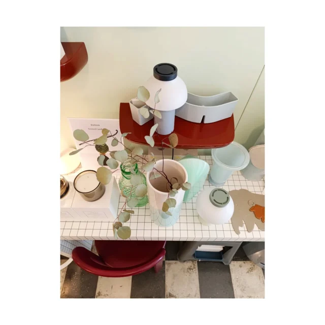Design che sa di verde 💚🍀🌱😎🖼️🏡
@vitra
@haydesign
@spazio_abitabile
#lovedesign #loveart #lovedetails #complementi #promodesign #spazioabitabile #interiordecorating #flowerpower #vases #vase #lampadedesign #outdoorfurniture #outdoorlife