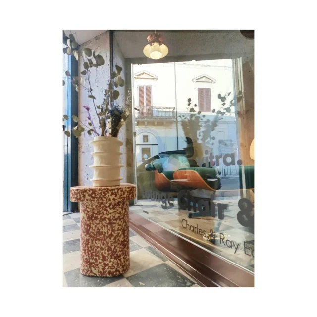 Angoli di arredi riflessi negli scenari urbani @miniformsofficial @serax_official @vitra
#designcollection
#designinpuglia
#outdoorlife
#outdoorfurniture
#outdoordesign
#lovedesign
#interiorinspiration
#interiordecorating
#interiors 💗🪷🌷🖼️📷🫶