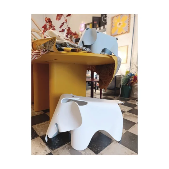The small & big Eames Elephant by @vitra 💙📸❤️@spazio_abitabile#designcollection #eames #designinterior #kidsdesign #lovedesign #interiordesigninspiration #instalike #instadesign #inspiration #instagood #instamood #instadaily